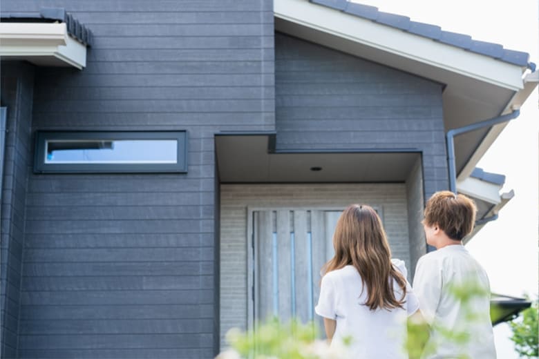 外構はハウスメーカーと専門業者どっちが正解？後悔しない選び方を解説のイメージ画像