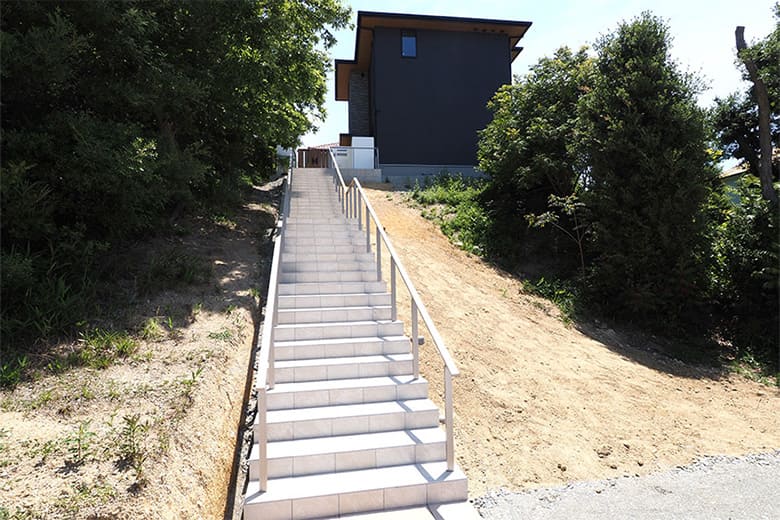 神戸で外構業者を選ぶポイント｜傾斜地・高低差の外構で失敗しない設計とはのイメージ画像