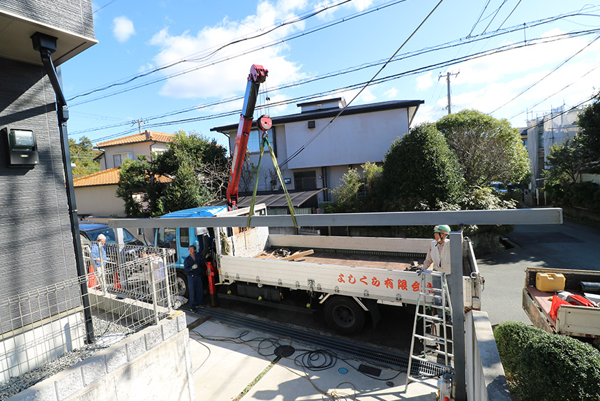 神戸市北区カーポートの上を遊べるお庭の施工中写真