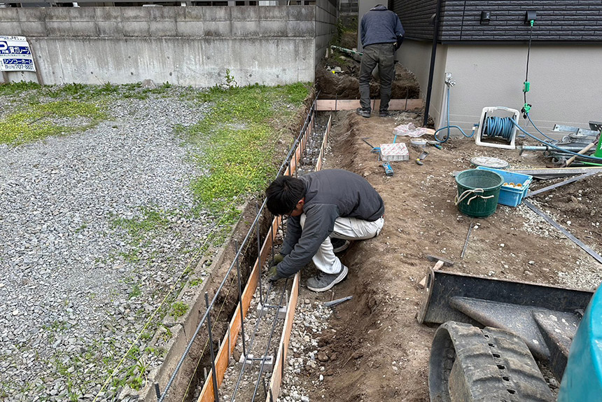 神戸市垂水区コの字に建つ平屋の新築外構工事の施工中写真