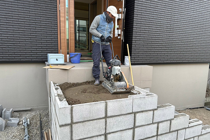 神戸市垂水区コの字に建つ平屋の新築外構工事の施工中写真