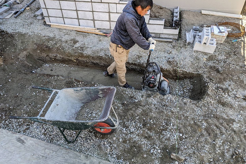 神戸市垂水区コの字に建つ平屋の新築外構工事の施工中写真