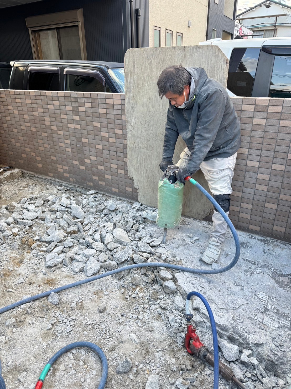 神戸市垂水区アプローチの壁を撤去して駐車スペースにの施工中写真