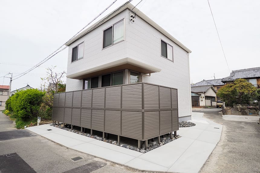 明石市敷地に対応した3台用カーポート「U.スタイルアゼスト」の施工後写真