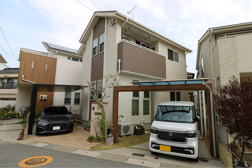 明石市異なる木調カーポートで魅せる外構デザインの施工後写真