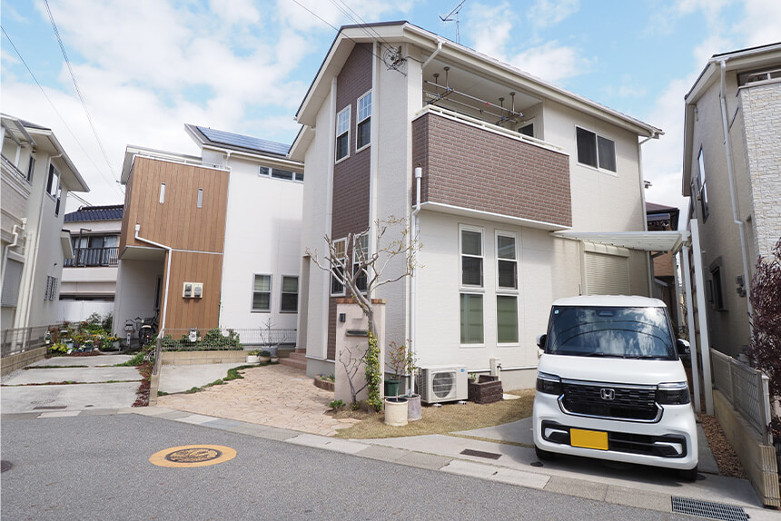 明石市異なる木調カーポートで魅せる外構デザインの施工前写真
