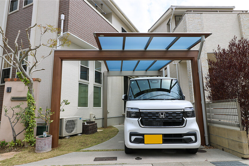 明石市異なる木調カーポートで魅せる外構デザインの施工後写真
