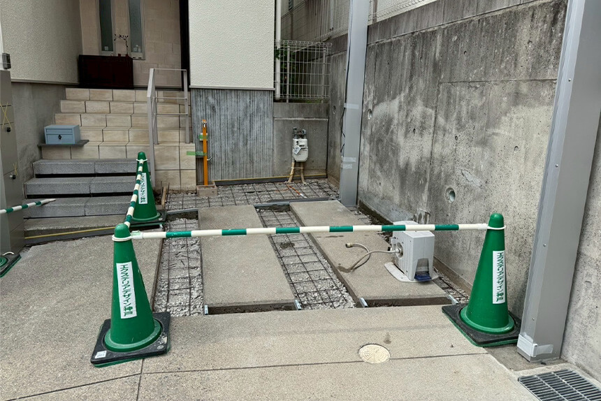 神戸市須磨区使われていなかったバルコニー下をバイク置き場にの施工中写真