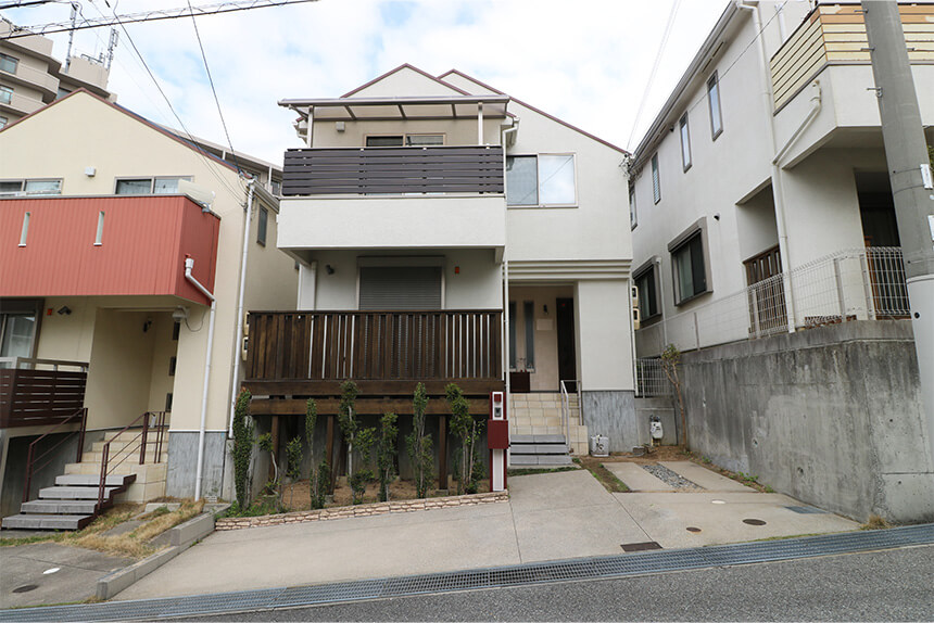 神戸市須磨区使われていなかったバルコニー下をバイク置き場にの施工前写真