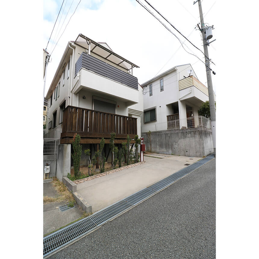 神戸市須磨区使われていなかったバルコニー下をバイク置き場にの施工前写真