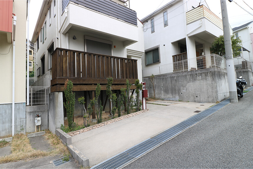 神戸市須磨区使われていなかったバルコニー下をバイク置き場にの施工前写真