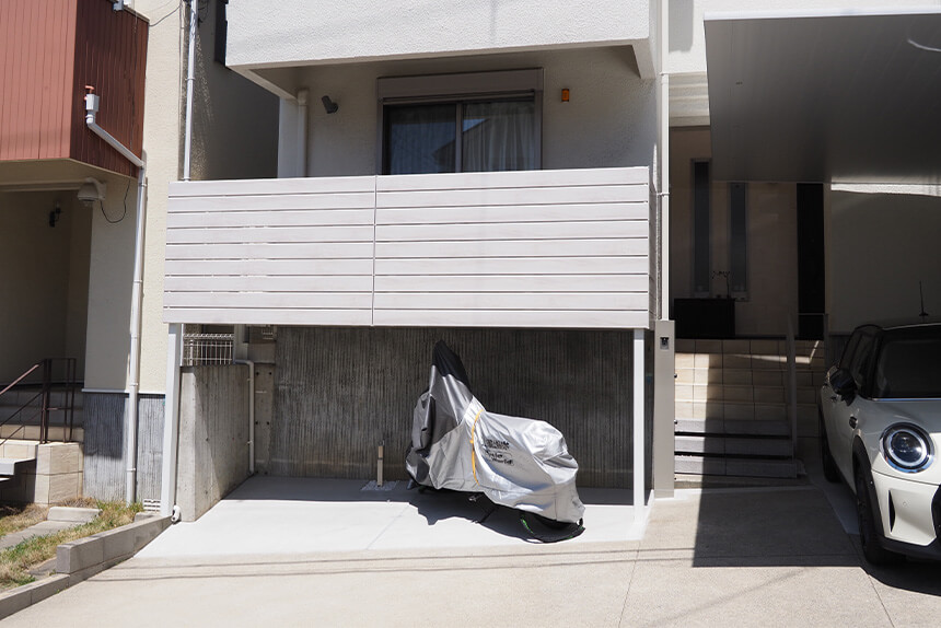 神戸市須磨区使われていなかったバルコニー下をバイク置き場にの施工後写真
