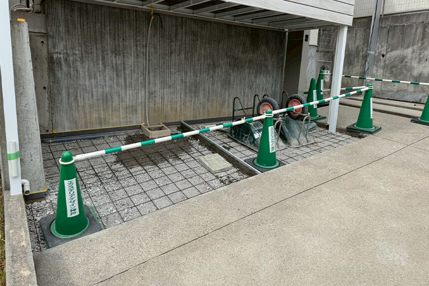 神戸市須磨区使われていなかったバルコニー下をバイク置き場にの施工中写真