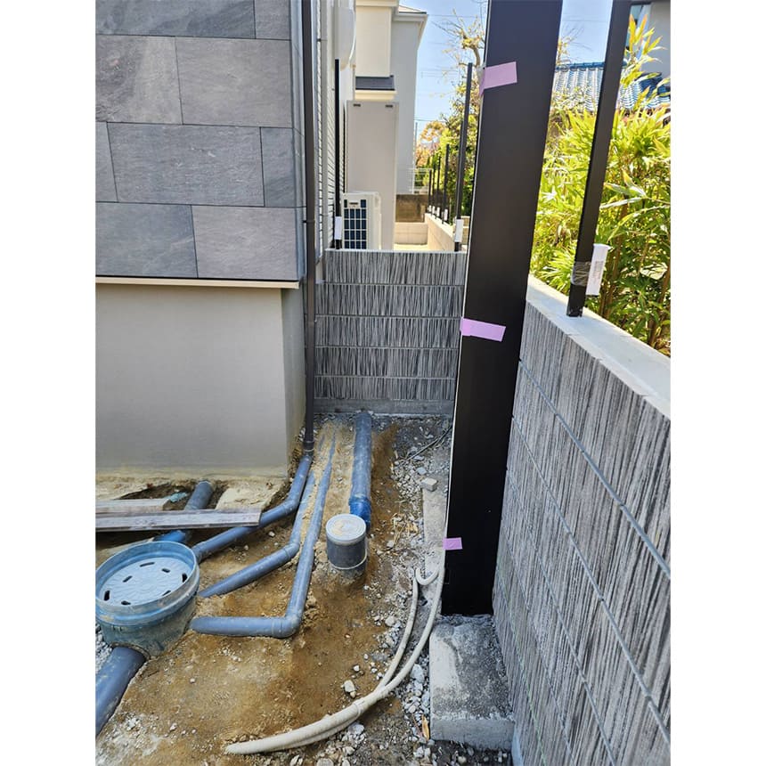 おしゃれなシャッター付新築クローズ外構の施工中写真