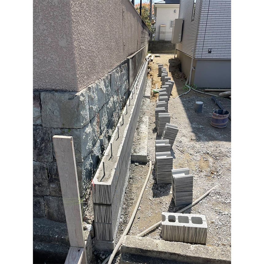 おしゃれなシャッター付新築クローズ外構の施工中写真