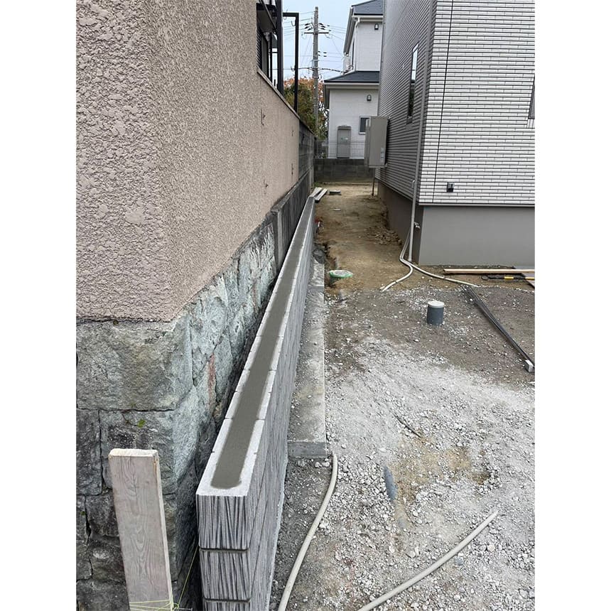 おしゃれなシャッター付新築クローズ外構の施工中写真