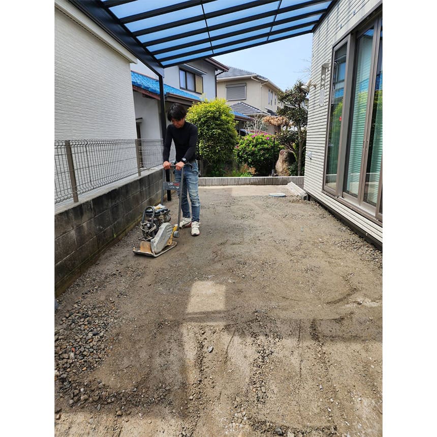 おしゃれなシャッター付新築クローズ外構の施工中写真