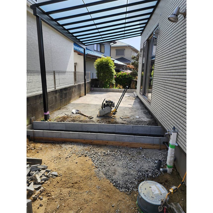 おしゃれなシャッター付新築クローズ外構の施工中写真