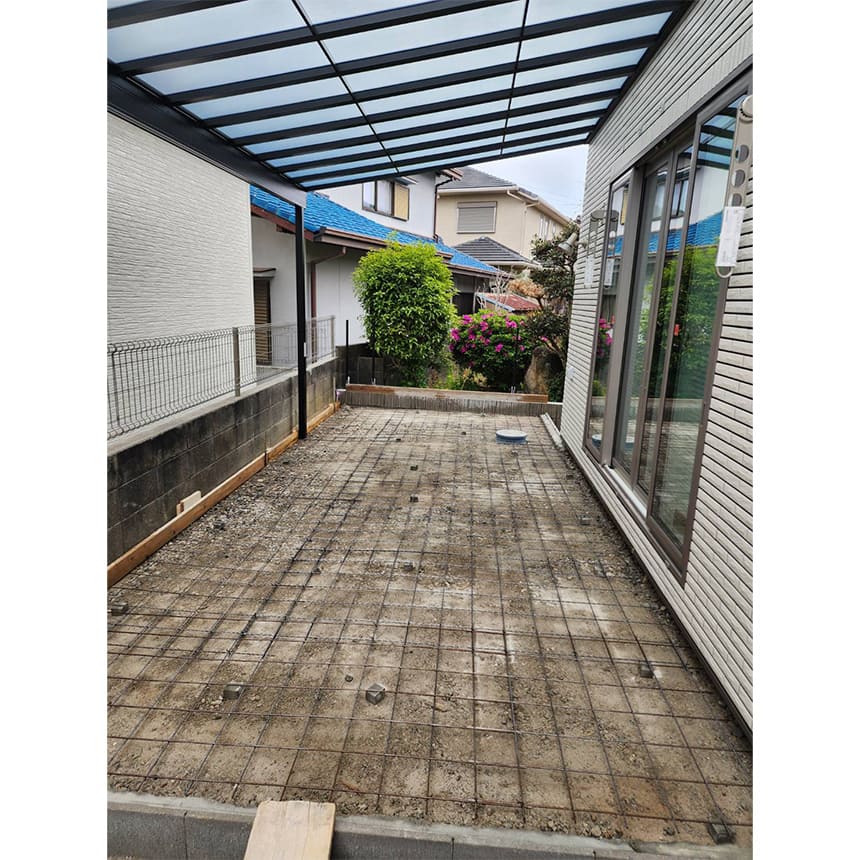 おしゃれなシャッター付新築クローズ外構の施工中写真