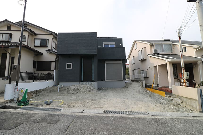 神戸市須磨区ブラックを基調にしたシャッター付きの新築外構の施工前写真