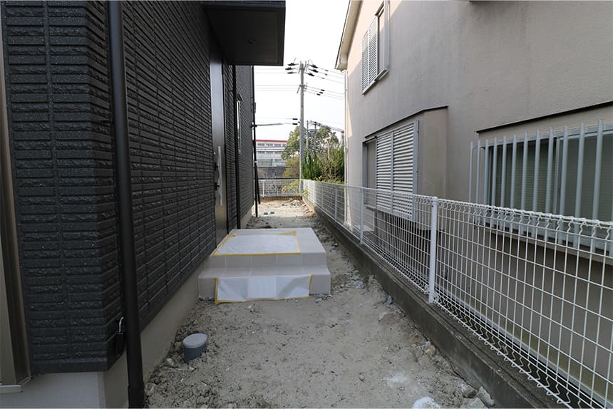 神戸市須磨区ブラックを基調にしたシャッター付きの新築外構の施工前写真