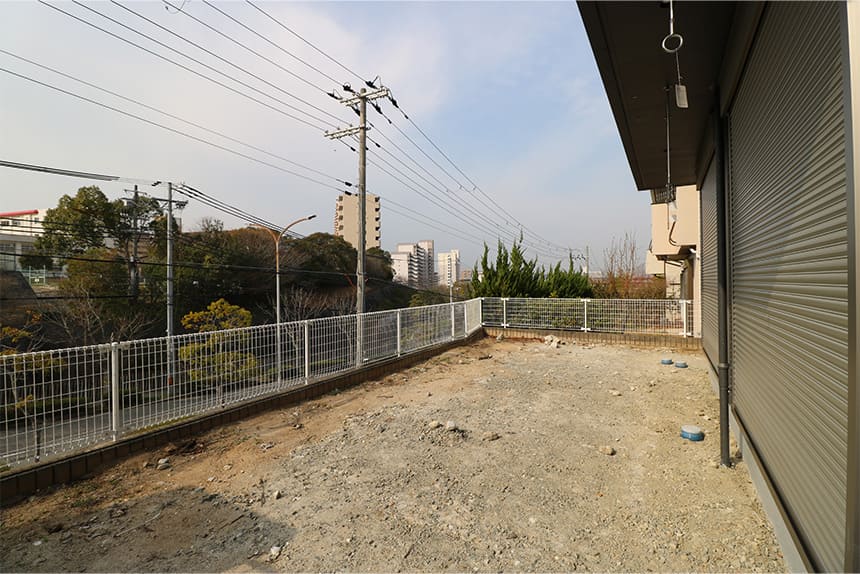 神戸市須磨区ブラックを基調にしたシャッター付きの新築外構の施工前写真