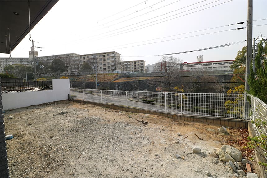 神戸市須磨区ブラックを基調にしたシャッター付きの新築外構の施工前写真