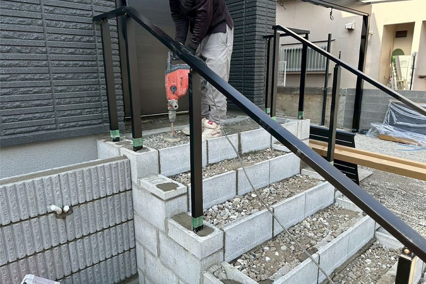 神戸市須磨区ブラックを基調にしたシャッター付きの新築外構の施工中写真