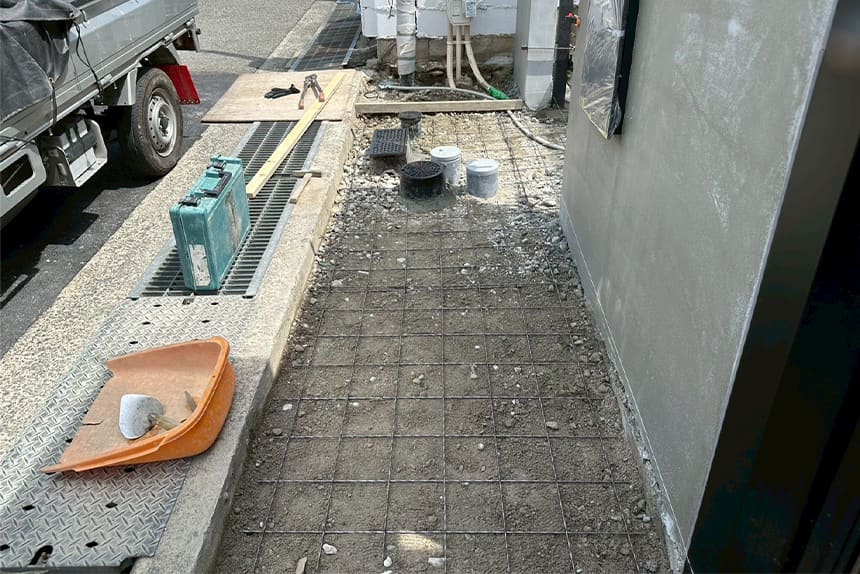 神戸市須磨区ブラックを基調にしたシャッター付きの新築外構の施工中写真
