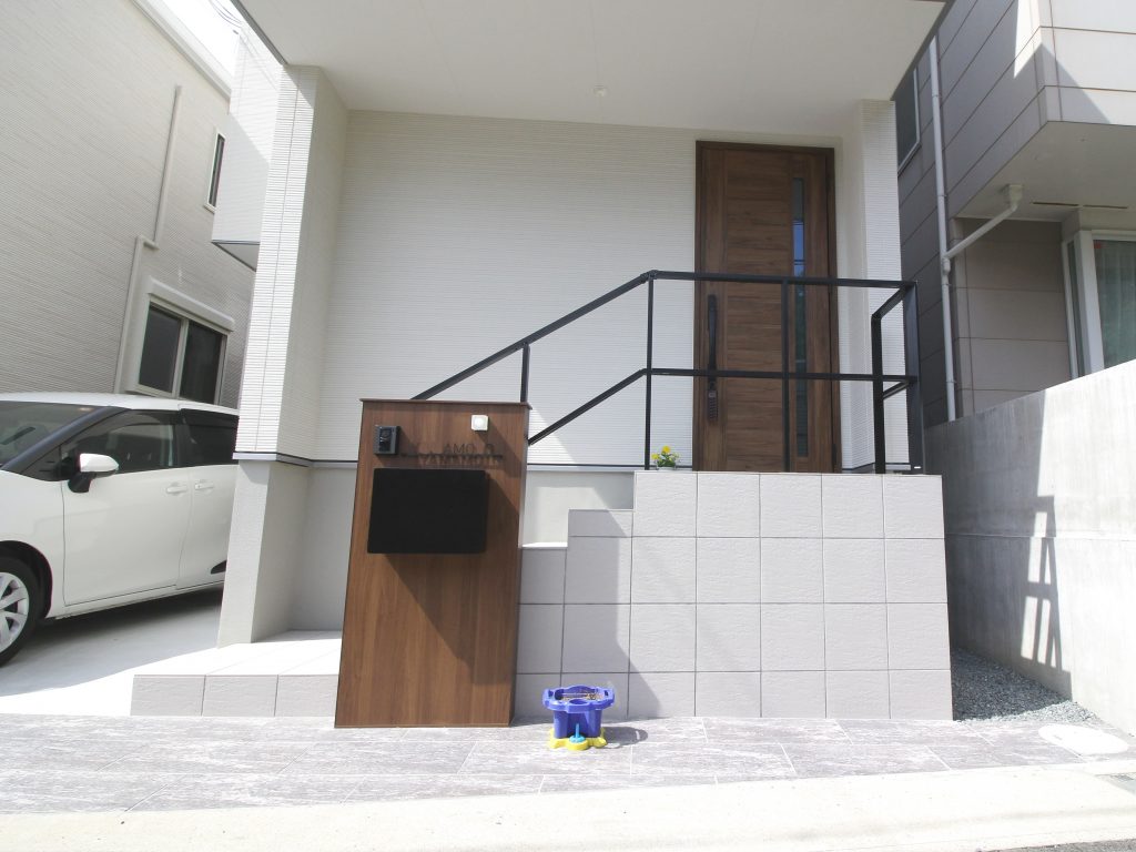 新築外構 Lixilの門柱でスマートなお庭を エクステリアデザイン神戸